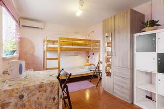 Хостел Олимп Адлер Кровать в общем номере для женщин с 4 кроватями-1